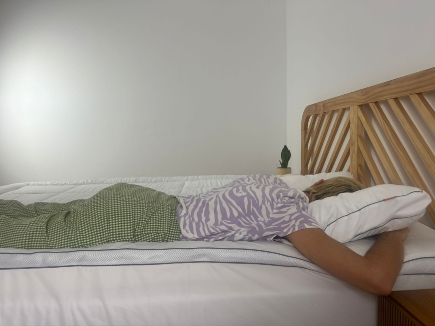 imagem de uma pessoa deitada de bruços sobre o travesseiro comfort emma